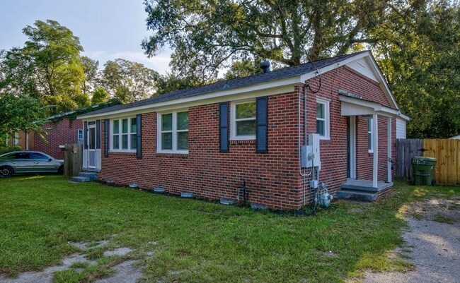 Building Photo - Beautifully renovated ranch bungalow locat...