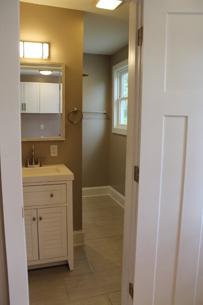 Building Photo - 3 bedroom 2 bathroom home
