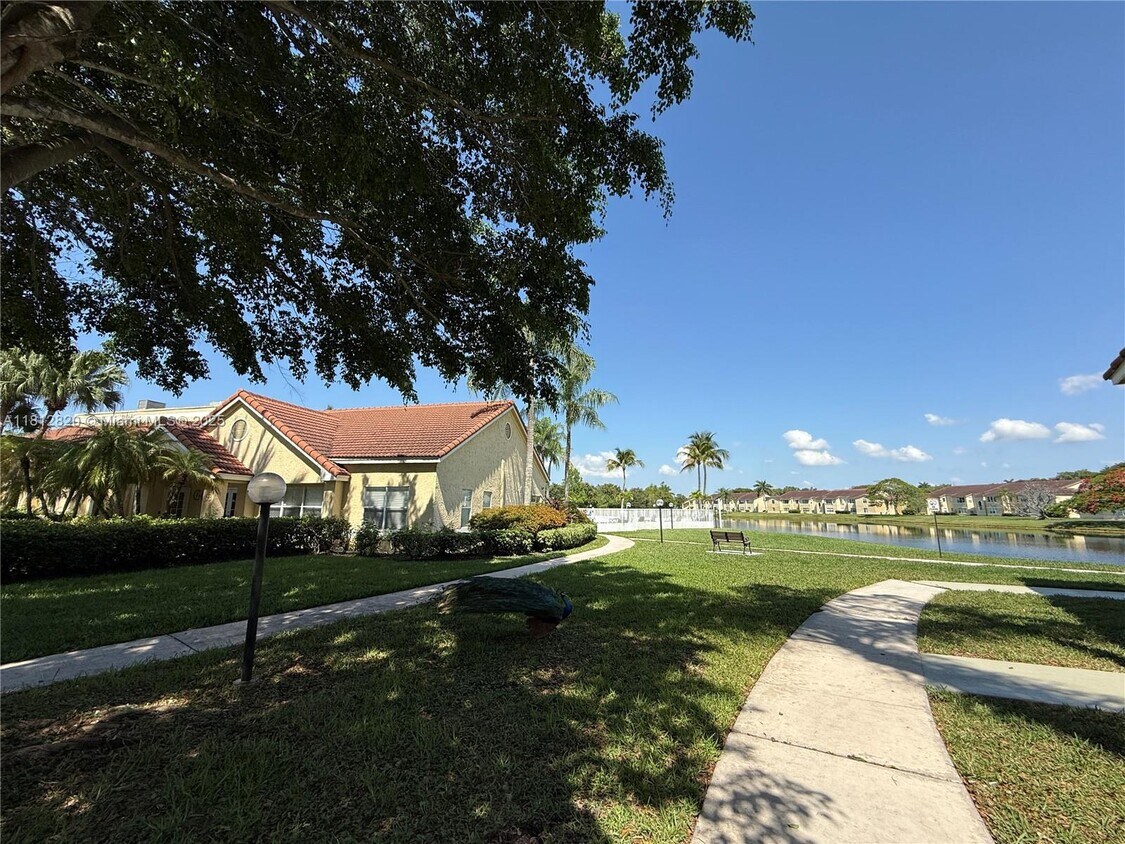Building Photo - 417 Vista Isles Dr