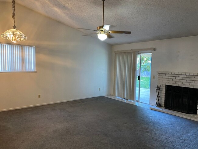 Building Photo - 3 Bedroom 2 Bath Home