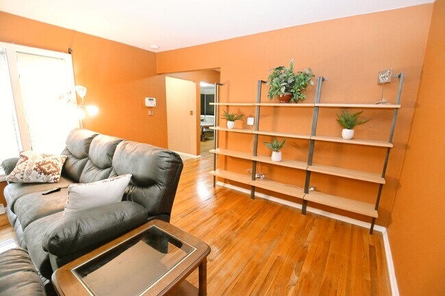 Foto del edificio - Furnished or unfurnished 4 bedroom 3 full bath home near the University of Notre Dame.