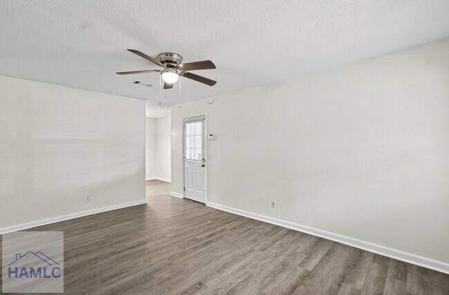 Foto del edificio - 740 Fleming Rd