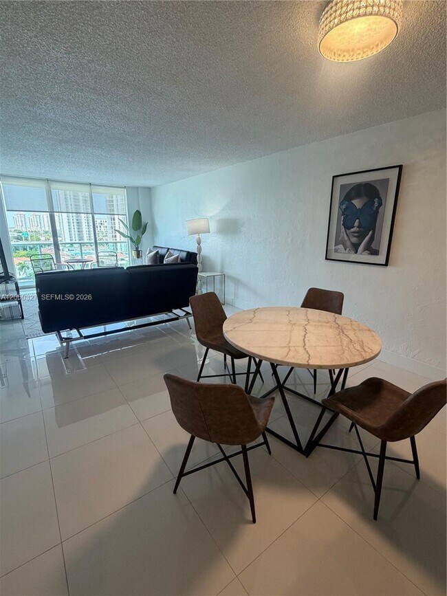 Foto del edificio - 19390 Collins Ave