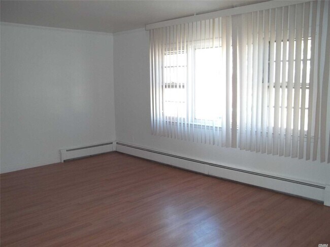 Foto del edificio - 251-20 Weller Ave