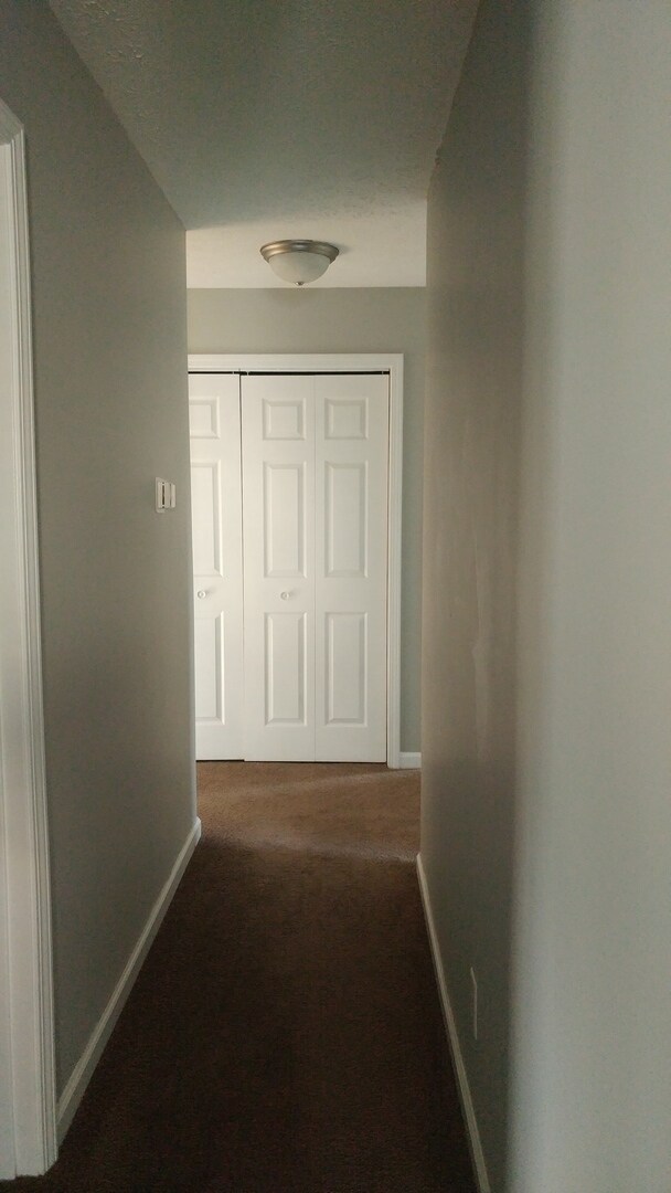 Building Photo - Large Single Family South Side Home with 2...