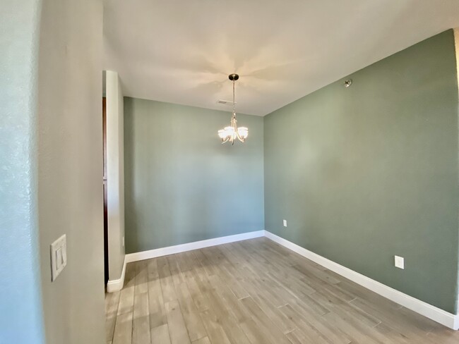 Dining room - 1113 E Lasalle Dr