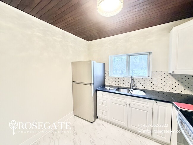 Photo du bâtiment - Spacious 2-Bedroom + Den Apartment with Parking in Downtown Kitchener