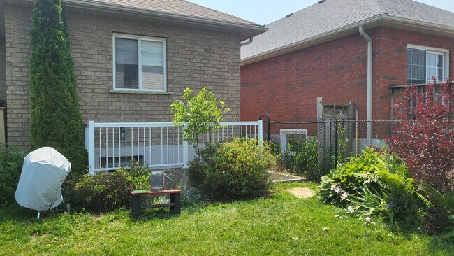 Vue arrière (clôture en bois installée après la prise de cette photo) - 63 Georgian Meadows Dr