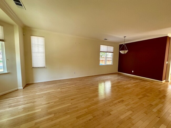 Building Photo - LUXURY HOME WITH BEAUTIFUL FINISHES CENTRA...