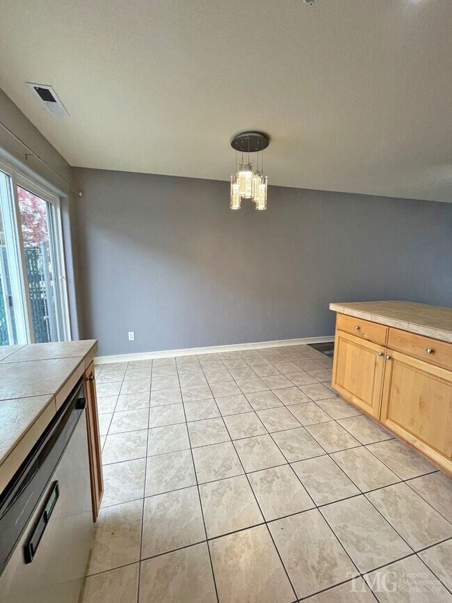 Foto del edificio - Lovely 2BD Condo in East Vancouver with Fe...
