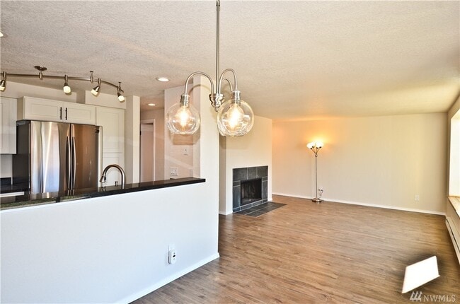 Building Photo - 1315 S Puget Dr