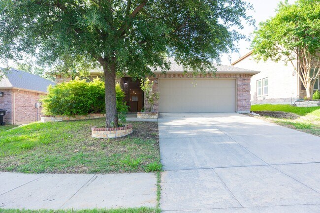 Foto del edificio - Great curb appeal from the mature shade tr...