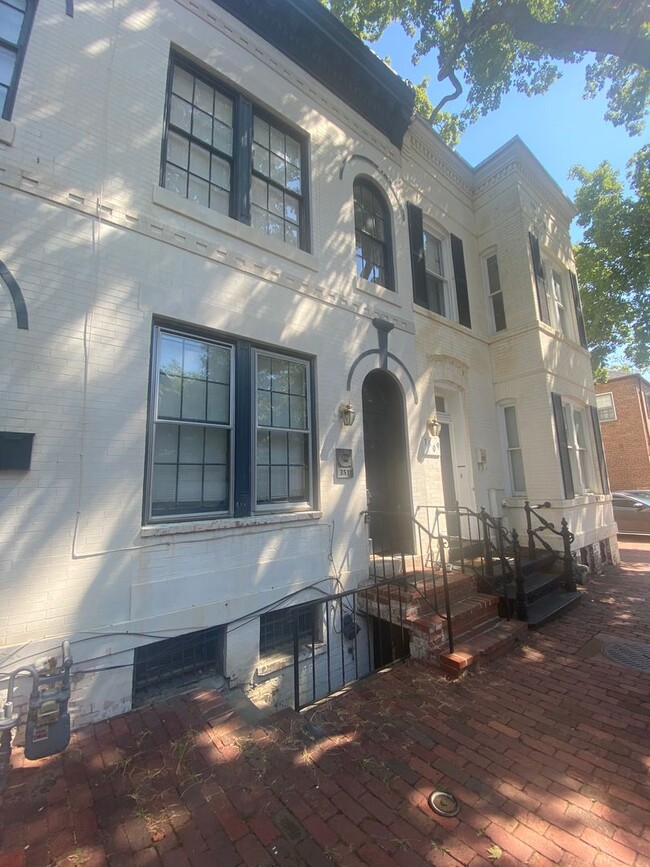 Foto del edificio - Renovated Georgetown Rowhouse Just Steps A...