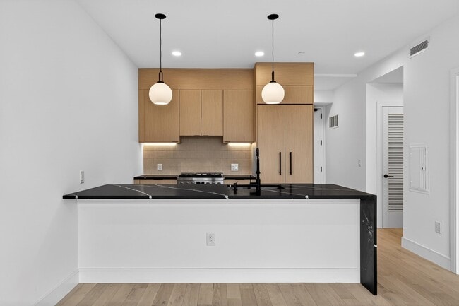 Building Photo - 139 Christopher Columbus Dr