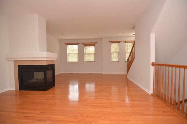 Building Photo - 4758 N Lamon Ave