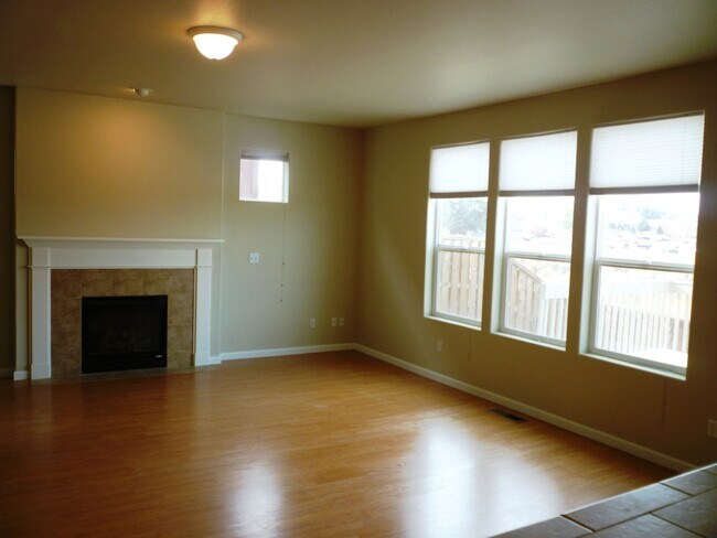 Building Photo - 2832 NE Sedalia Loop