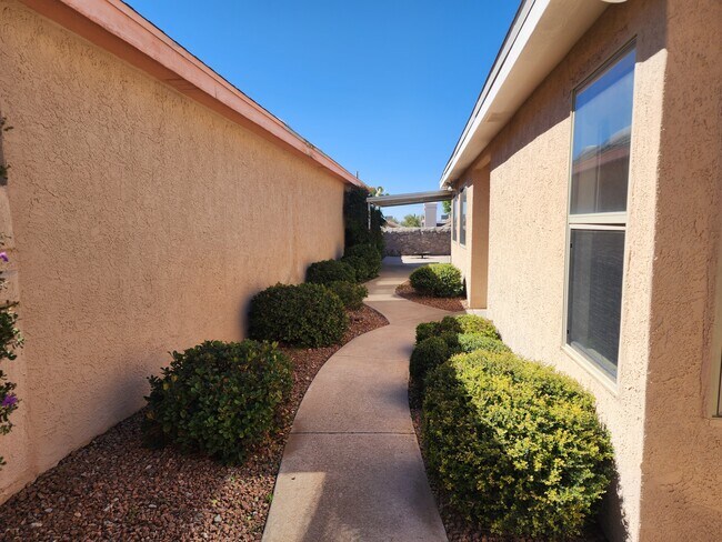 Building Photo - 2262 La Paloma Dr