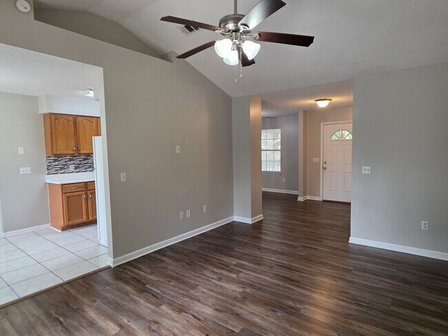 Foto del edificio - Woodbury Subdivision. 3 bedrooms. 2 baths. Two car garage. Family with vaulted ceiling. Separate ...
