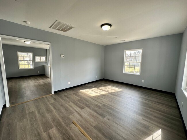 Building Photo - NEWLY RENOVATED AND MOVE-IN READY - EMPORI...