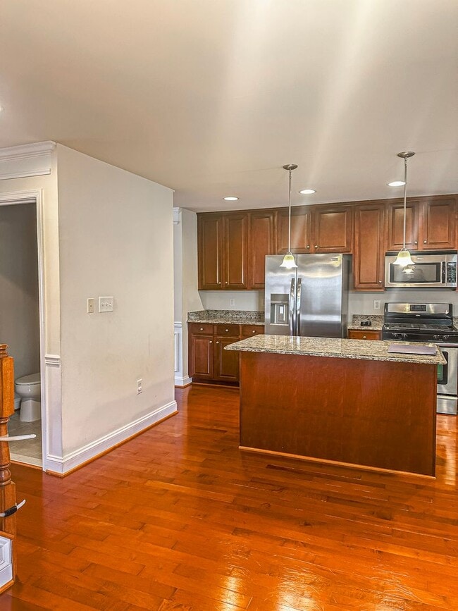 Building Photo - Gorgeous 3 Bed 2/2 Bath End Unit Townhome ...