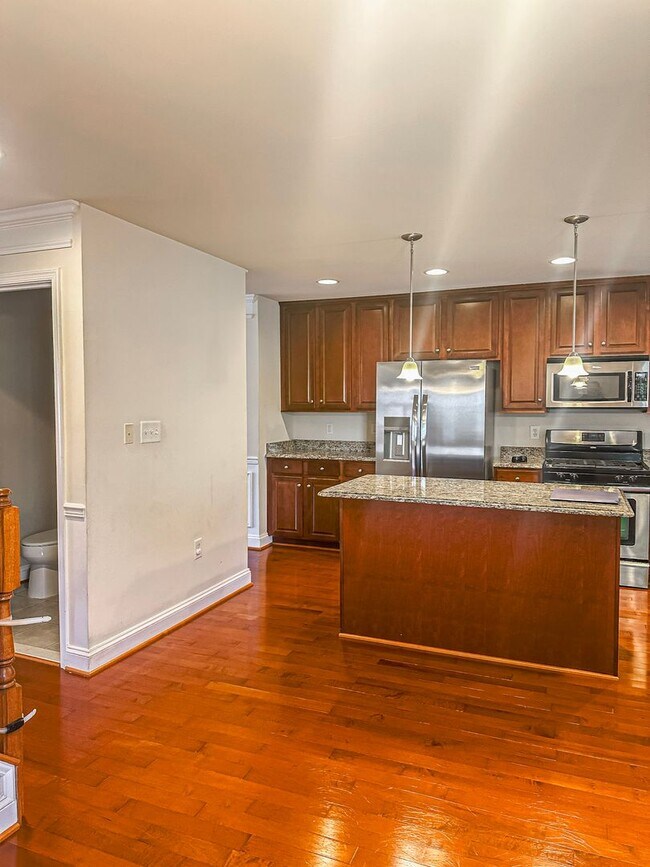Foto del edificio - Gorgeous 3 Bed 2/2 Bath End Unit Townhome ...