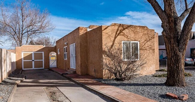 Building Photo - 412 Cornell Dr SE