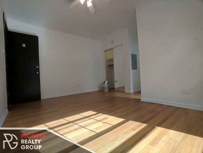 Building Photo - 3259 W Wrightwood Ave