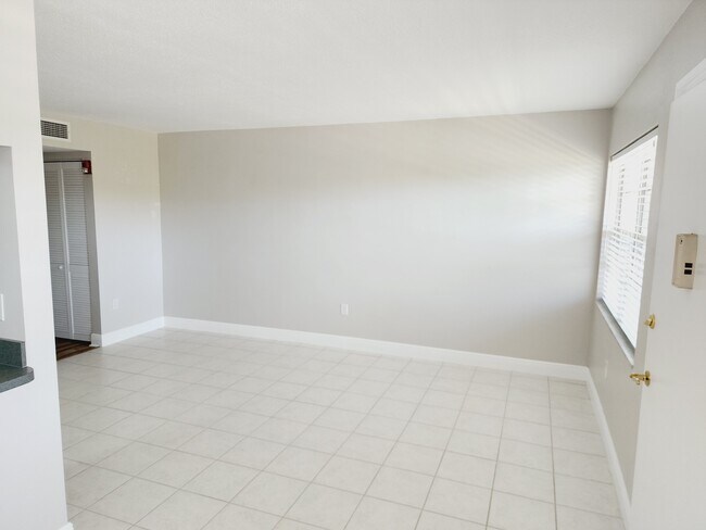 Foto del edificio - 1001 77th Ave N