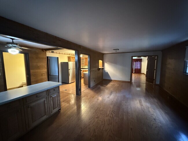 Foto del edificio - "Charming 2-Bed Home with Spacious 1700 Sq Ft Layout, FENCED yard!"