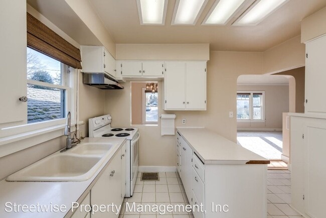 Building Photo - 3 br, 1 bath House - 3045 SE VanWater St