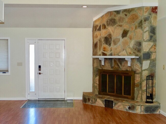 Foto del edificio - 2 bedroom unfurnished LONG TERM RENTAL in Fairway Ridge