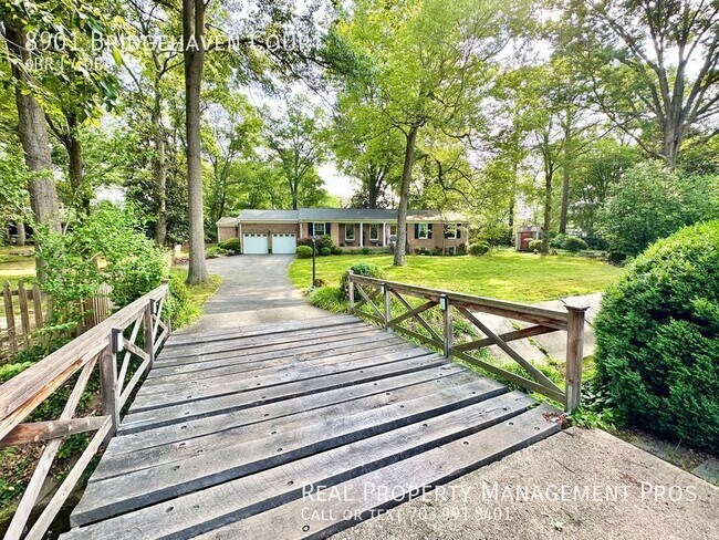 Foto del edificio - Massive 6 bed/4 FULL bath home in Stratfor...