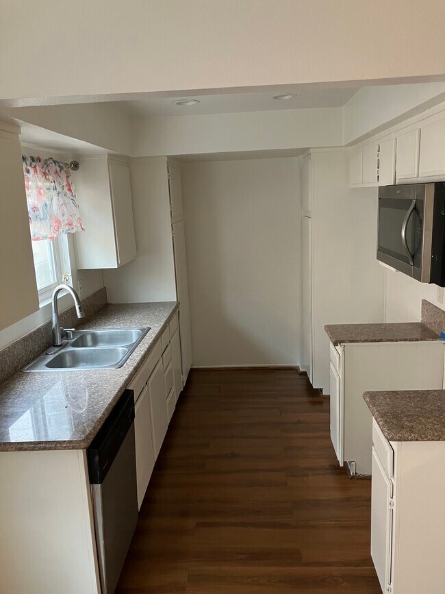 Cocina - 1236 E Broadway