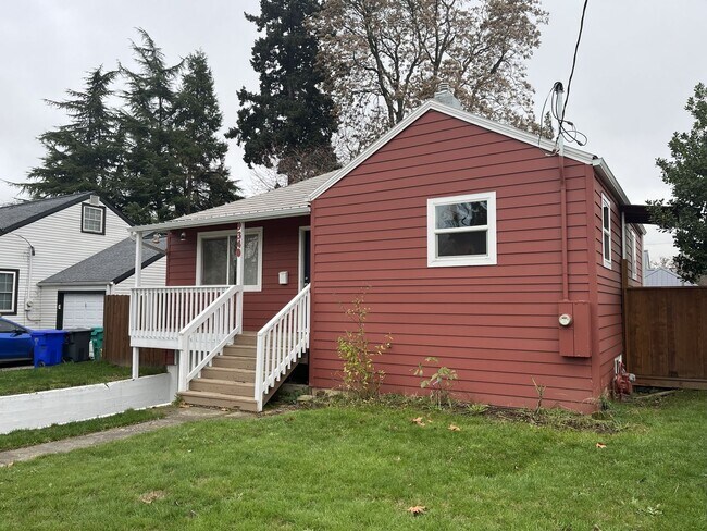 Foto del edificio - Charming 2-Bedroom Home with Hardwood Floors, Bright Living Spaces & Large Fenced Yard