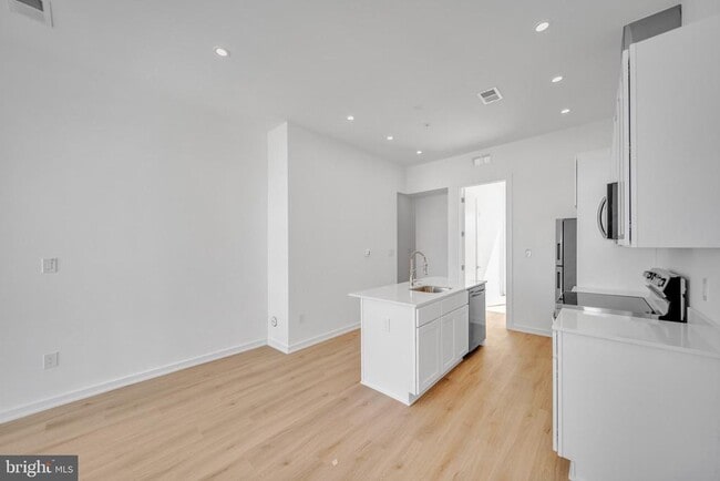 Building Photo - 710 Kennedy St NW