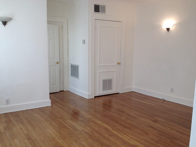 Foto del edificio - 678 Somerset Terrace NE