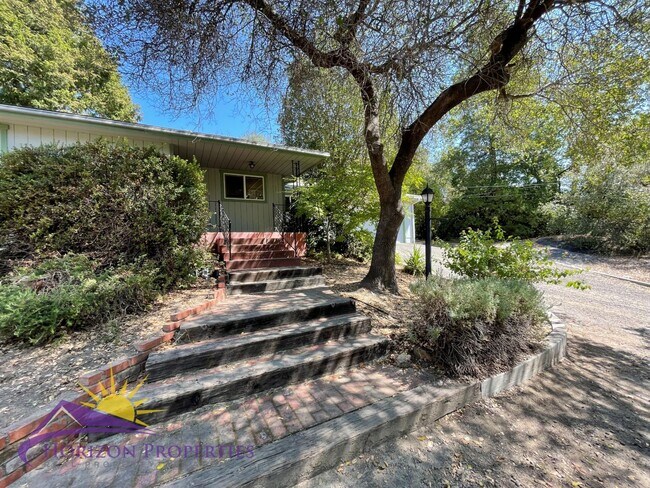 Building Photo - Bright 3 Bed 2 Bath 1,802 Sq. Ft. Granite ...