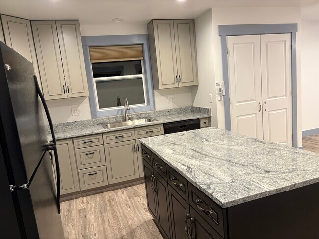 Building Photo - 621 4th St