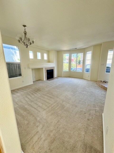 Sala de estar - 766 Duncanville Ct