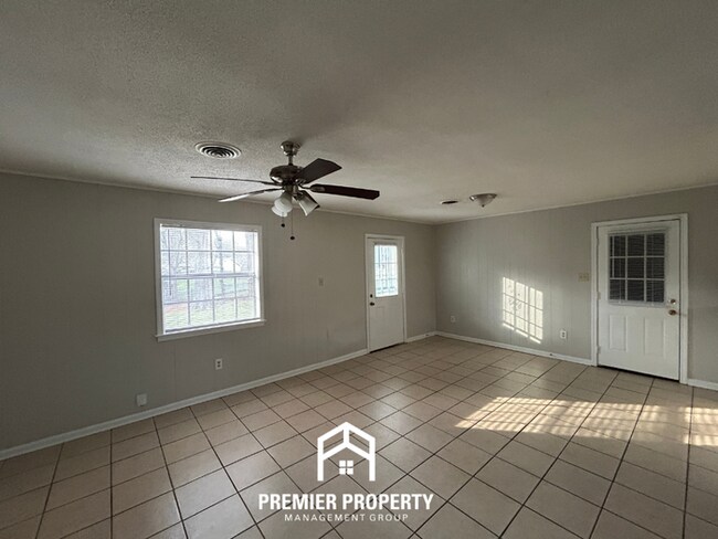 Foto del edificio - Spacious 4BR Home with Formal Dining, Fenced Yard & Garage in Southaven