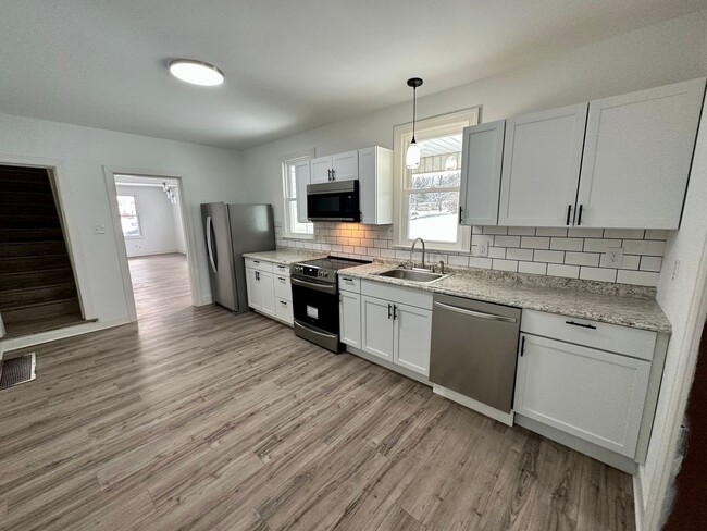 Building Photo - Beautifully Remodeled 3 Bedroom Home in Do...