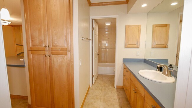 Foto del edificio - Coastal Charm in Ocean Beach – Loma Pacific Condo - Large Ground Level One Bedroom