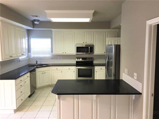 Foto del edificio - 2386 Surrey Ln