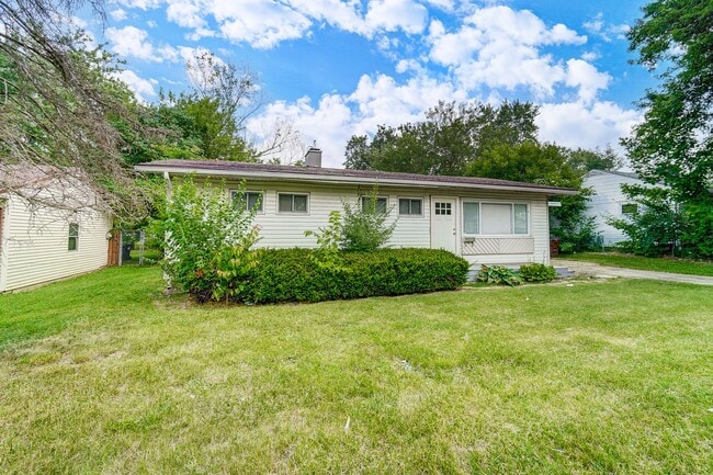 Building Photo - Three Bedroom Home in Dayton with Back Yard