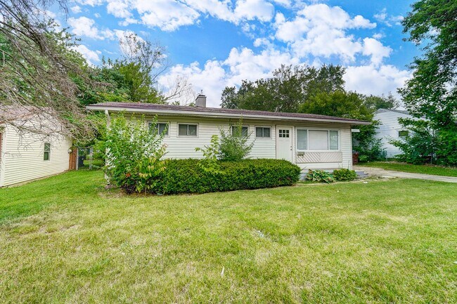 Foto del edificio - Three Bedroom Home in Dayton with Back Yard
