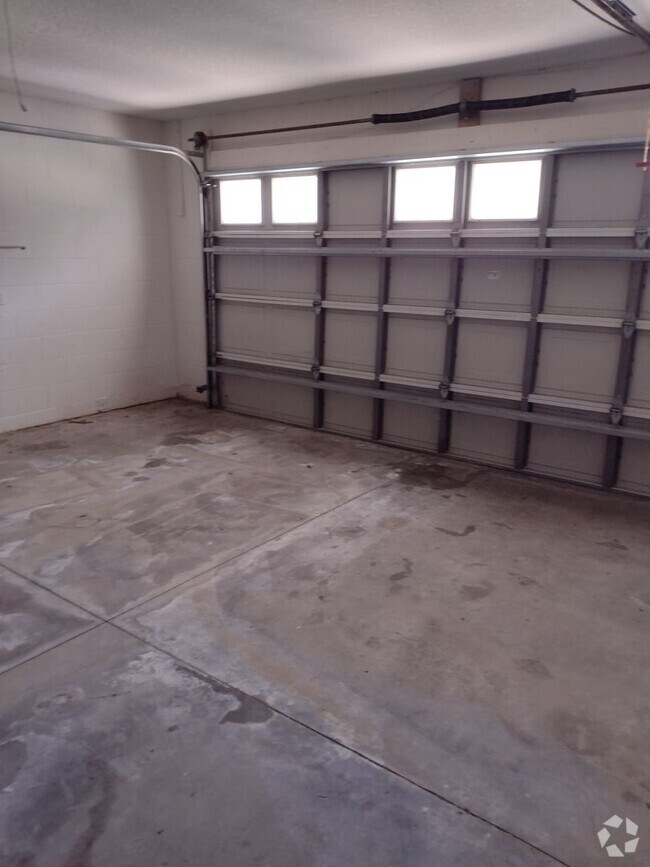 Building Photo - 4221 NE 32nd Cir
