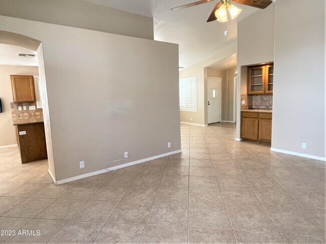 Building Photo - 10529 W Runion Dr