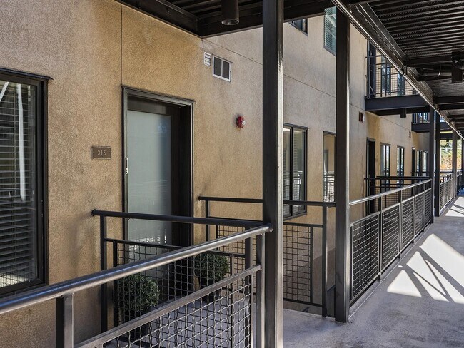 Foto del edificio - 2150 S Main St