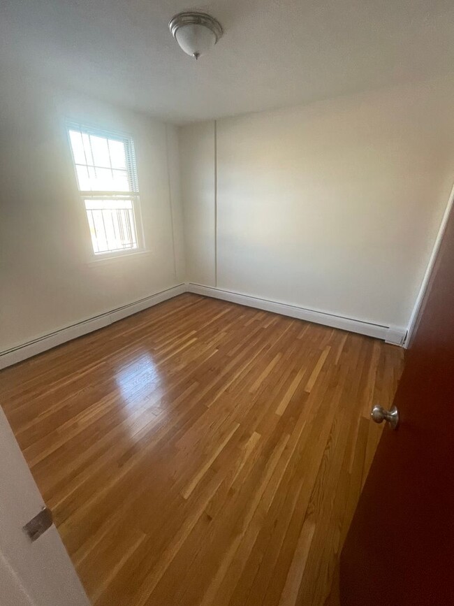 Building Photo - Huge 1 bed unit near the Green Line with H...