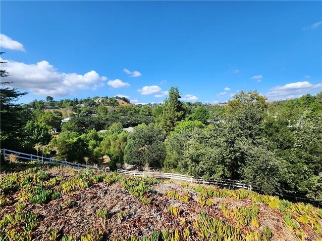 Foto del edificio - 5845 Hilltop Rd